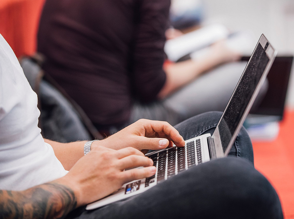 Mensch tippt auf Laptoptastatur ©Uni Graz/Kanizaj