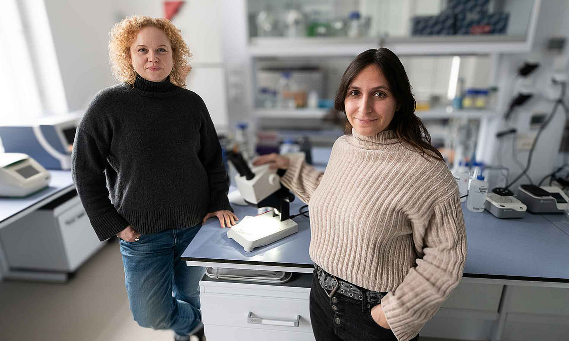 Zwei Frauen stehen an einem Labortisch