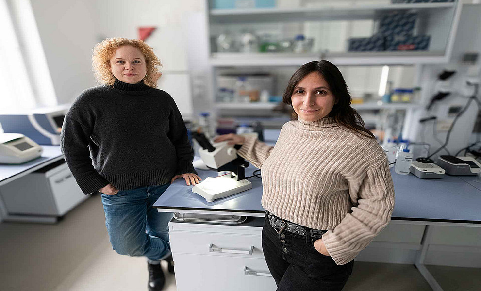 Zwei Frauen stehen an einem Labortisch