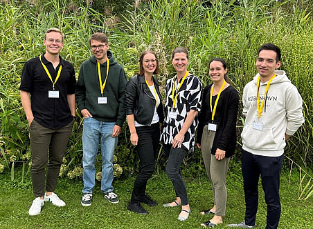 Alle 6 Dissertant:innen sind vor einer grünen Hecke. ©Universität Graz/LeSeDi