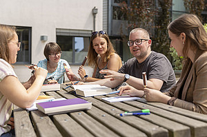 Theologie-Studierende vor dem UZT ©lichtmeister.com