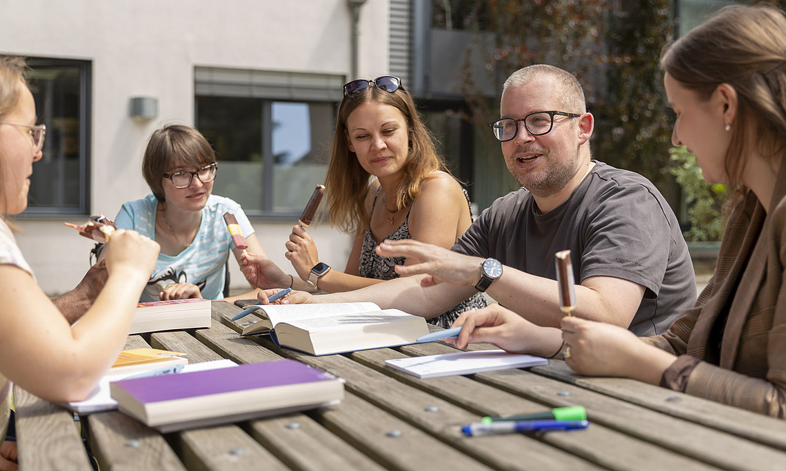 Studierende vor dem UZT