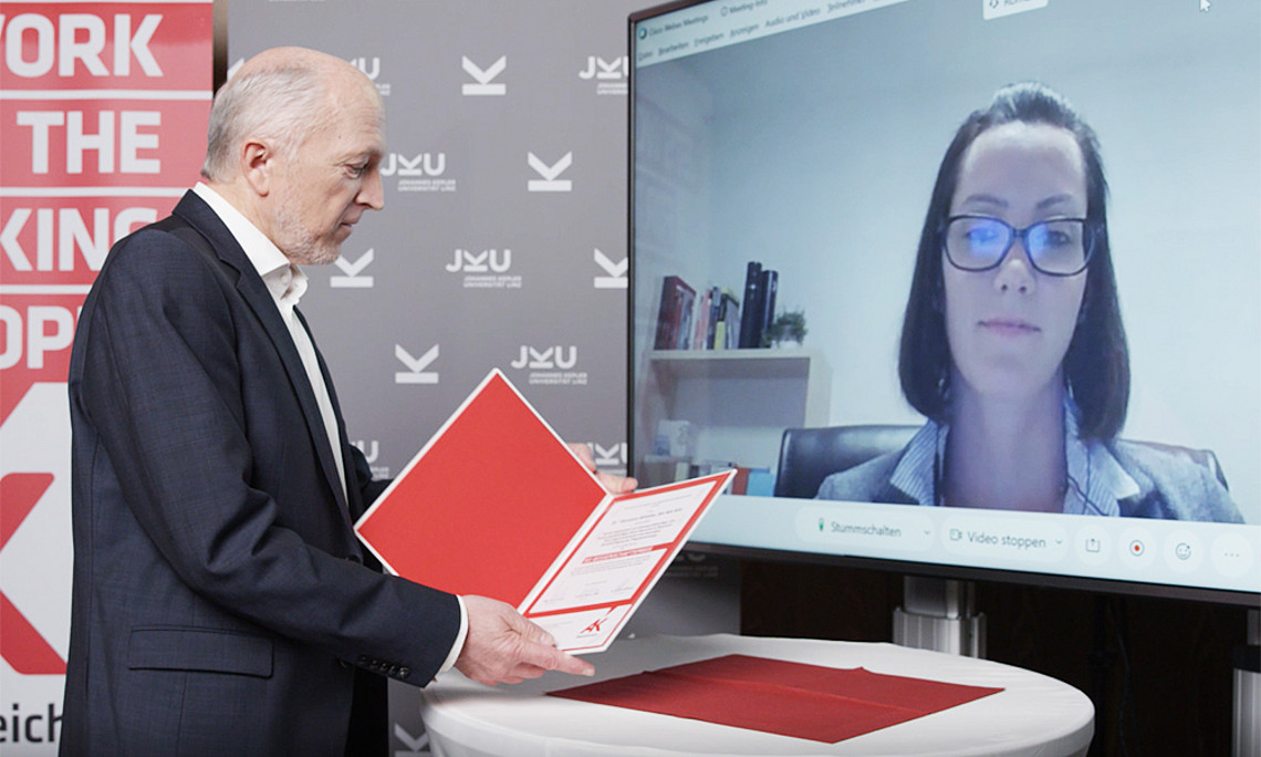 Virtuelle Verleihung: AK-Direktor Josef Moser und Preisträgerin Romana Winkler