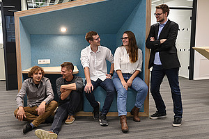 Junge Forschende werden über die Start-up Werkstatt und das Spin-off Lab bei der Verwirklichung ihrer Ideen unterstützt: Christian Steiner, Christopher Pollin, Christian Pacher, Denada Bimi und Markus Hochegger (v.l.). Foto: Uni Graz/Leljak. Junge Forschende werden über die Start-up Werkstatt und das Spin-off Lab bei der Verwirklichung ihrer Ideen unterstützt: Christian Steiner, Christopher Pollin, Christian Pacher, Denada Bimi und Markus Hochegger (v.l.). Foto: Uni Graz/Leljak.