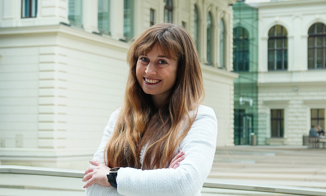 Kamilla Galicz in front of the library building, University of Graz