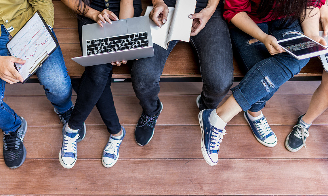 Schüler:innen mit digitalen Medien
