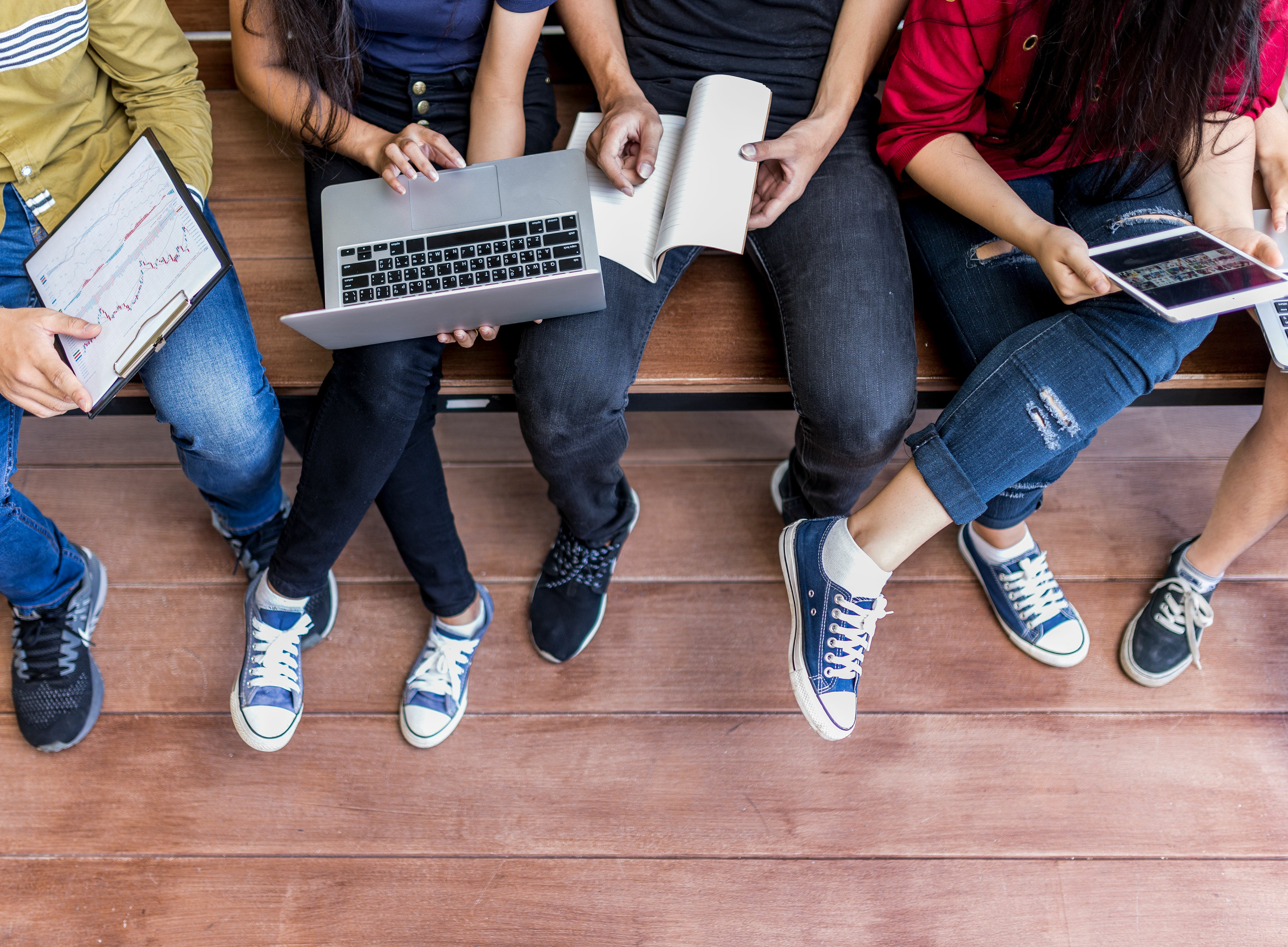 Schüler:innen mit digitalen Medien ©adobe.stock.com / iBrave