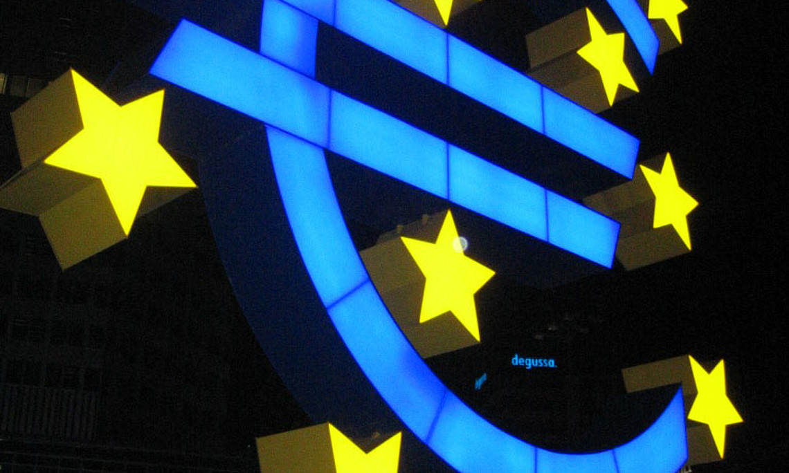 Euro-Zeichen vor der Europäischen Zentralbank in Frankfurt am Main. Foto: Lars Aronsson/wikimedia commons