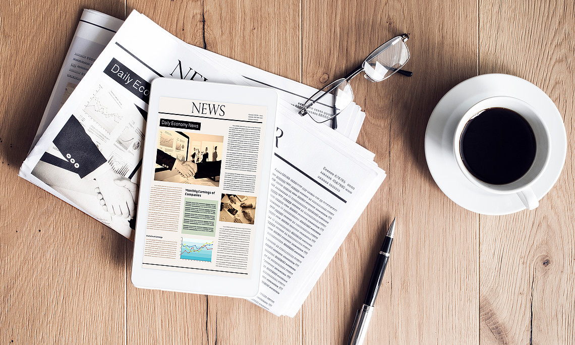 News-Zeitung mit Kaffee