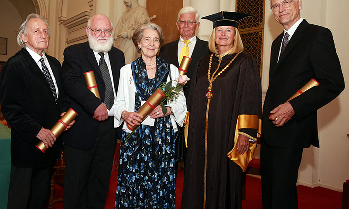 AbsolventInnen der Universität Graz wurden mit der „Goldenen Promotion“ geehrt: Kunstuni-Rektor a.D. Otto Kolleritsch, ehemaliger Dekan Walter Höflechner, ehemalige Bibliotheksdirektorin Sigrid Reinitzer, Rechtswissenschafter Reinhard Rack, Rektorin Christa Neuper und Aufsichtsratsvorsitzender der Knapp AG Herbert Knapp (v. l.) Foto: Gasser 