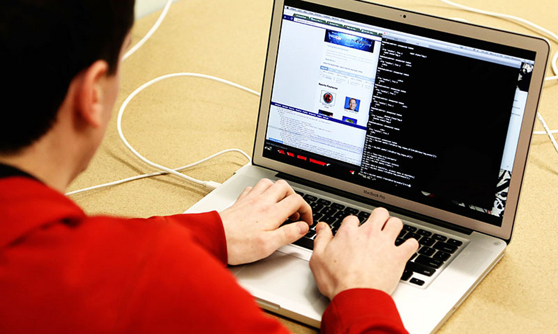 Geflüchtete Frauen und Männer können an der TU Graz Programmieren lernen - in einem fünfwöchigen Online-Kurs. Foto: StartupStockPhotos/pixabay.com