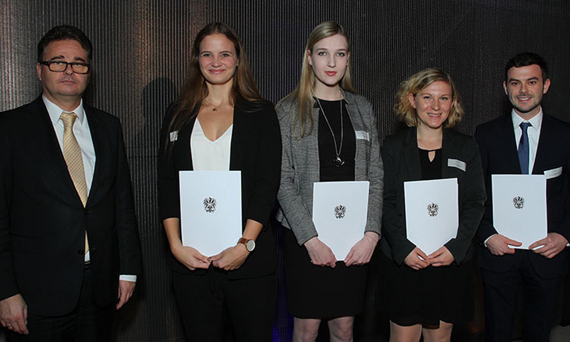 Heribert Wulz, Stv. Sektionsleiter der Sektion IV des Wissenschaftsministeriums, überreichte den Würdigungspreis an Sandra Maria Pfister, Elisabeth Paar, Gabriela Hofer und Lukas Spielhofer (v.l.). Foto: Willy Haslinger