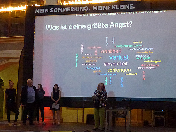 Katharina Eisch-Angus und die Studierenden präsentierten den Film im Lesliehof - fast eineinhalb Jahre nach der geplanten Premiere. Foto: KK. 