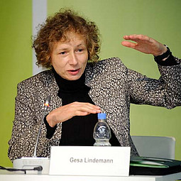 Portrait von Gesa Lindemann auf einem Podium