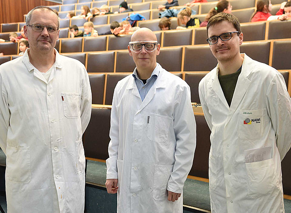 Wecken Neugier für Chemie: Hubert Fasl, Daniel Boese und Christoph Winkler (v. l.) 