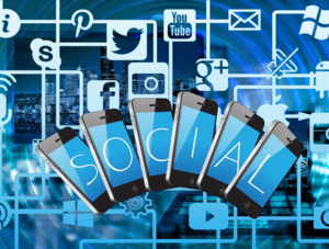 6 Smartphones bilden den Schriftzug Social vor blauem Hintergrund ©pixabay