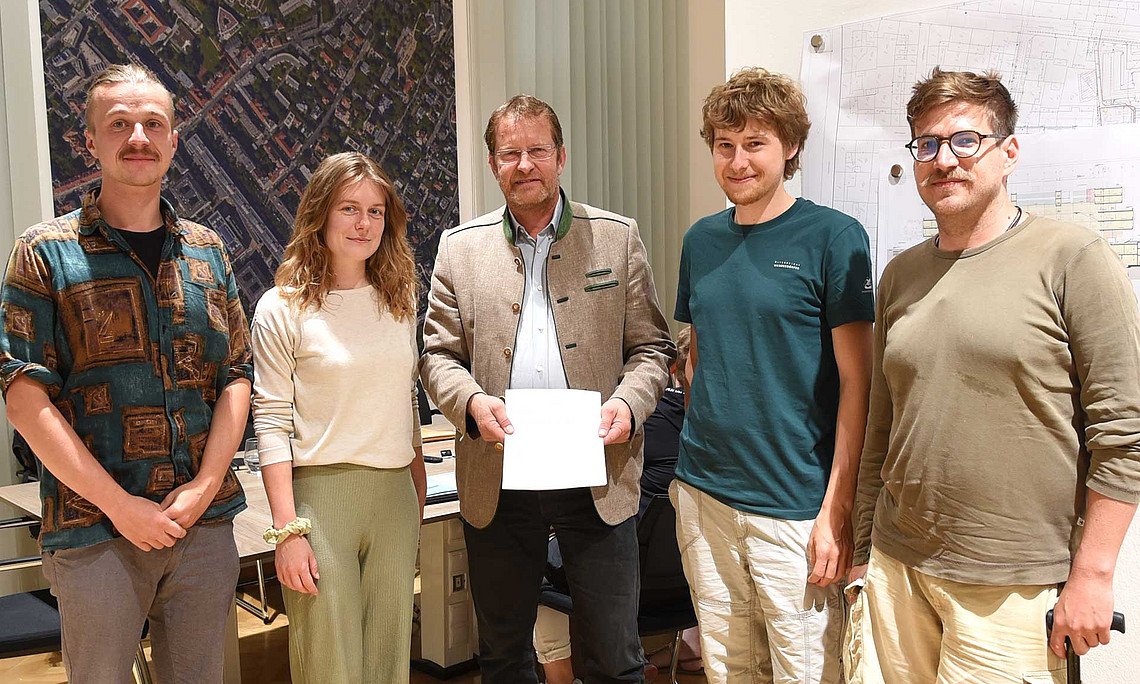 Die Vereinsmitglieder von S.E.E.D. Andreas Motschiunig, Stefanie Rauch, Istvan Grados, Christoph Pross (v. l.) und Direktor Ralph Zettl (Mitte)