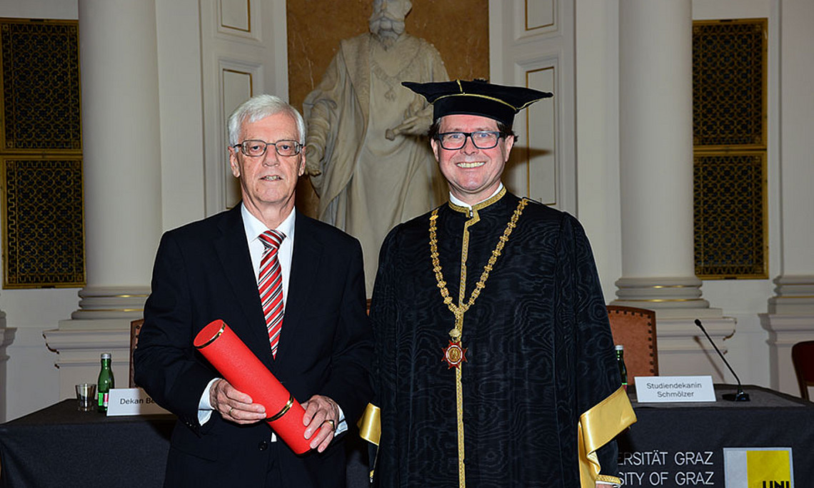 Gerhart Holzinger, Ehrendoktor der Universität Graz, mit Rektor Martin Polaschek (v.l.). Foto: Uni Graz/Pichler