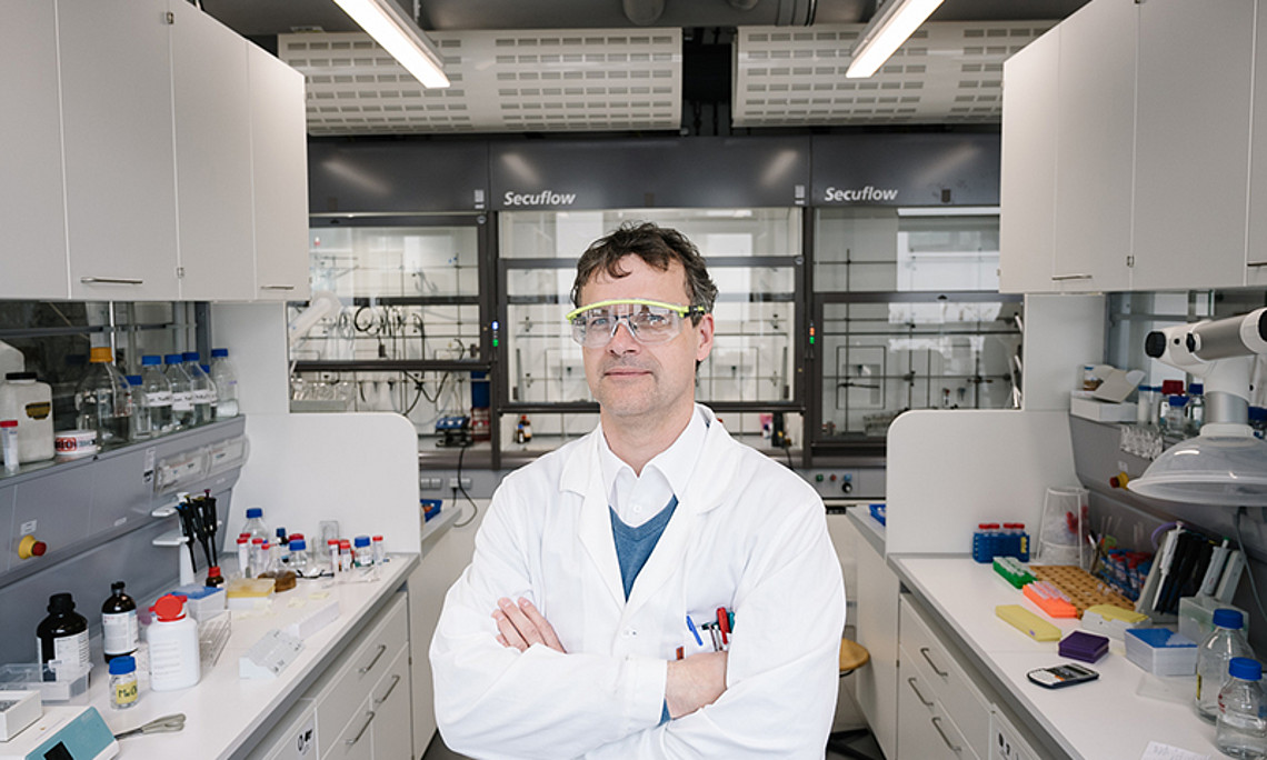 Der Chemiker Wolfgang Kroutil lädt mit dem Organisationsteam diese Woche zur BioTrans-Konferenz. Fast 700 ForscherInnen aus aller Welt haben sich für die Online-Version der weltweit wichtigsten Konferenz im Bereich der Biokatalyse angemeldet. Foto: Uni Graz/Kernasenko. 