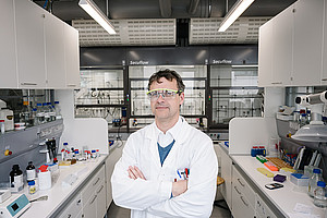 Der Chemiker Wolfgang Kroutil lädt mit dem Organisationsteam diese Woche zur BioTrans-Konferenz. Fast 700 ForscherInnen aus aller Welt haben sich für die Online-Version der weltweit wichtigsten Konferenz im Bereich der Biokatalyse angemeldet. Foto: Uni Graz/Kernasenko. 