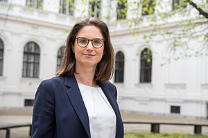Frau Dr. Paprotnik im schwarzen Sakko mit weißer Bluse im Innenhof der Uni Graz ©ALEXANDER DANNER