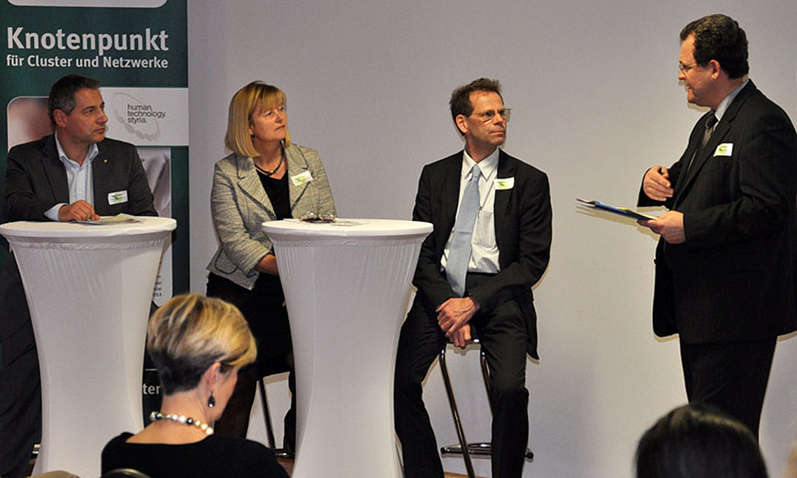 Bei der „Executive Lounge“ diskutierten: Markus Steppan (BioTechMed-Koordinator Uni Graz), Rektorin Christa Neuper, Sven Stegemann (Director Pharmaceutical Business Development, Capsugel) und Moderator Wolfgang Filz. Foto:HTS