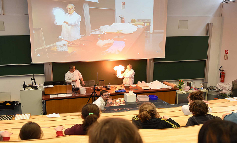 Experiment mit Flamme auf der Hand