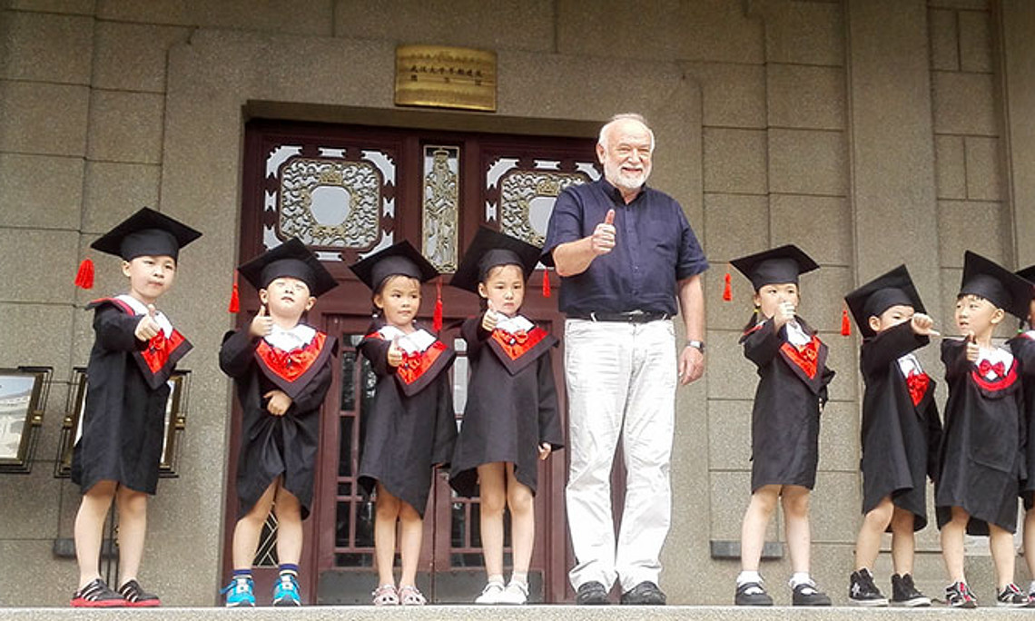 Heinz D. Kurz wird auch in China hoch geschätzt - im Bild mit achtjährigen Studierenden an der Universität Wuhan, wo er im Sommer Gastvorträge hielt. Foto: KK