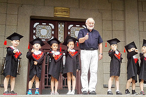 Heinz D. Kurz wird auch in China hoch geschätzt - im Bild mit achtjährigen Studierenden an der Universität Wuhan, wo er im Sommer Gastvorträge hielt. Foto: KK