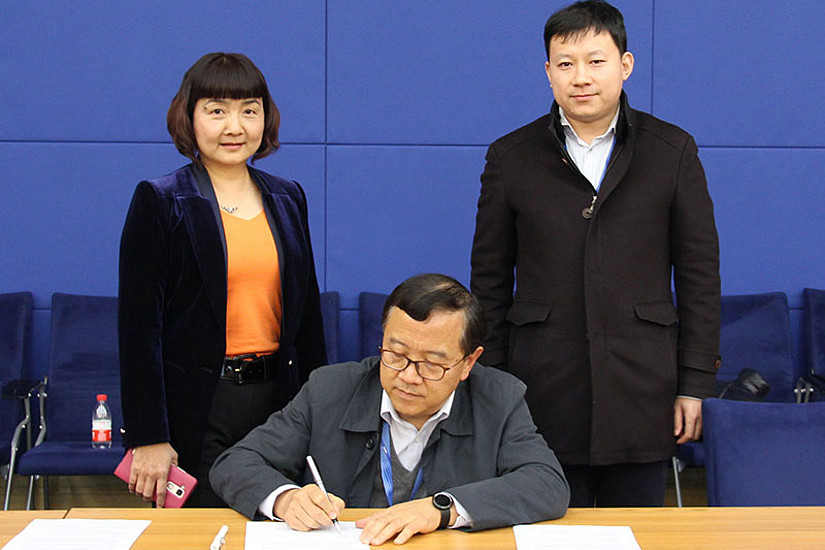 NSSC-Direktor Prof. Wu Ji (Mitte), Departmentleiterin Prof. Sun Yueqiang (l.) und JLOAC-Manager Dr. Liu Congliang bei der Unterzeichnung in Peking. Foto: NSSC 2016