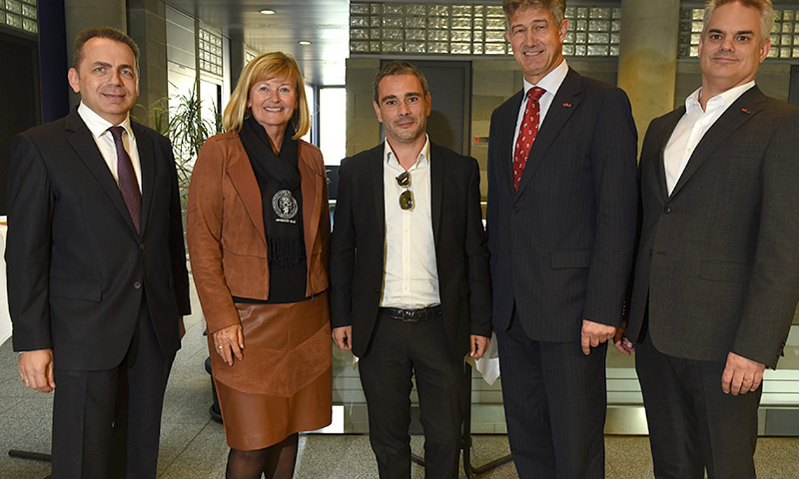 SOWI-Dekan Thomas Foscht, Rektorin Christa Neuper, Gastredner Walter Quattrociocchi, Rektor Harald Kainz, Informatik-Dekan Roderick Bloem (v. l.) Foto: Uni Graz/Schweiger