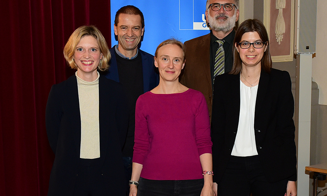 Vizerektor Christof Gattringer und GEWI-Dekan Michael Walter (v.l.) mit den drei Vortragenden Katharina Felka, Anouschka Foltz und Chiara Zuanni (v.l.). Foto: Uni Graz/Leljak. 