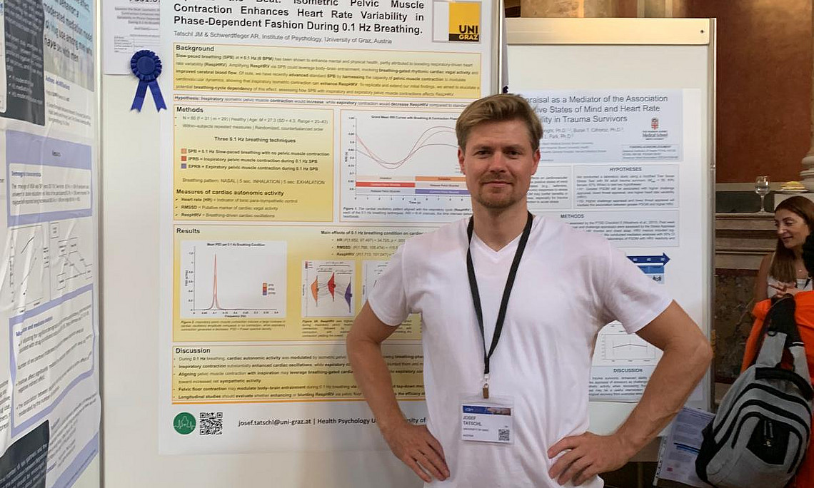 Foto Josef Tatschl mit Poster