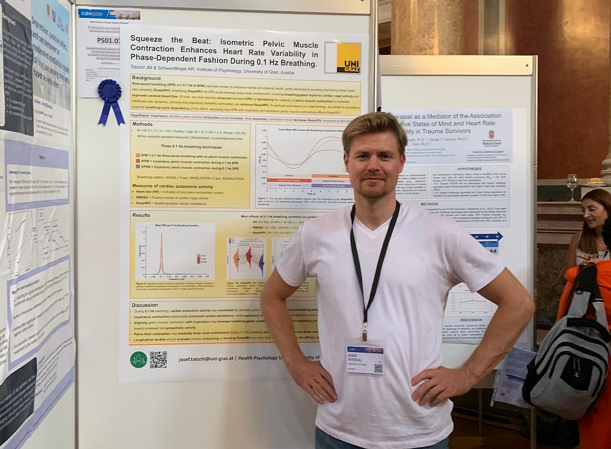 Foto Josef Tatschl mit Poster ©Universität Graz / Josef Tatschl