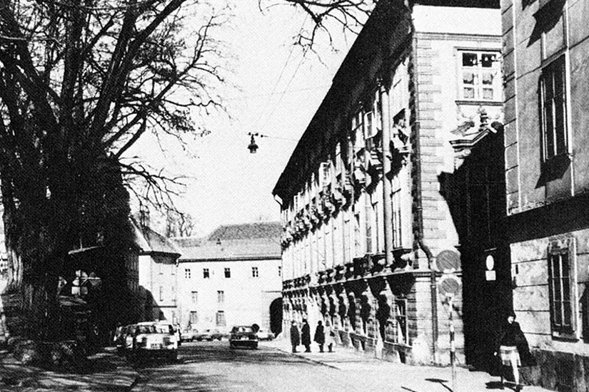 Das Wildensteinsche Palais von 1702 - aus als Lambrechter Hof bekannt - in der Paulustorgasse 8 wurde nach der Aufhebung des Stiftes St. Lambrecht zum Krankenhaus umgebaut bzw. erweitert.