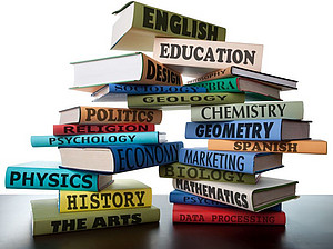 Bücherstapel education symbolisiert Förderungen und Preise. ©Dirk Ercken - stock.adobe.com