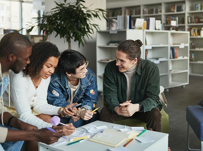 Four people of different ethnicities working together ©Pexels Lizenz, Andy Barbour