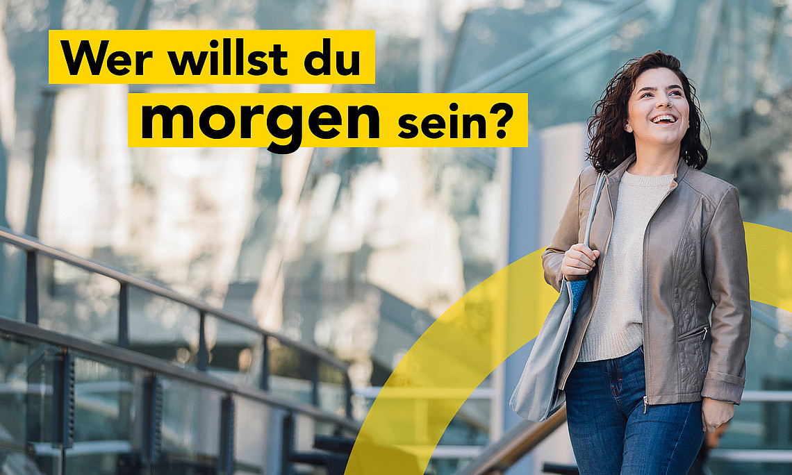 Studierende vor dem RESOWI-Zentrum, schwarze Schrift auf gelbem Grund: Wer willst du morgen sein?