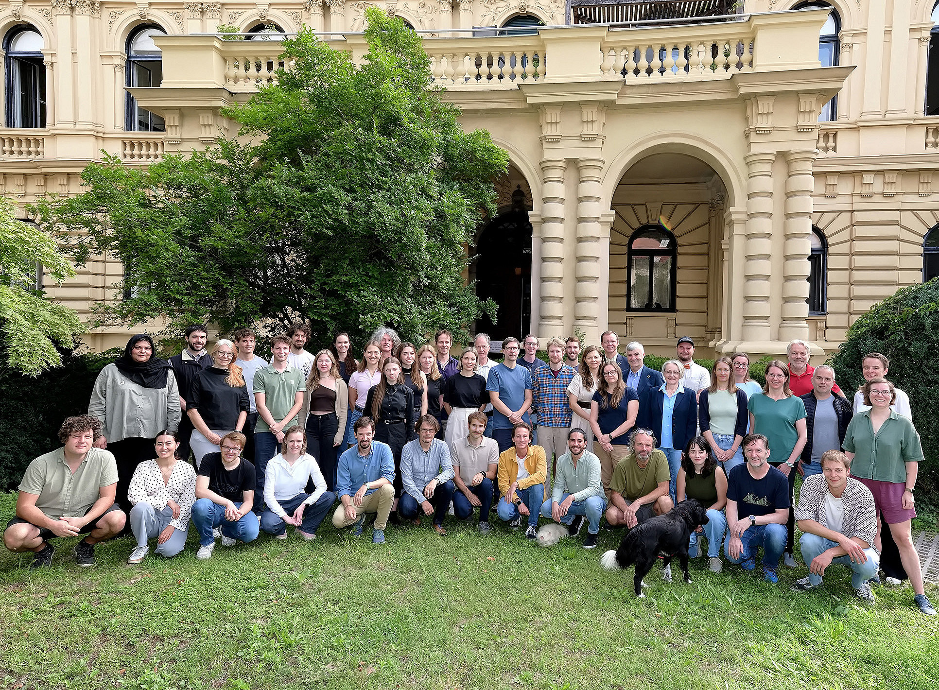 Group photo of the Wegener Center team in front of the villa on Brandhofgasse, where the facility is located. ©CP-PICTURES Graz