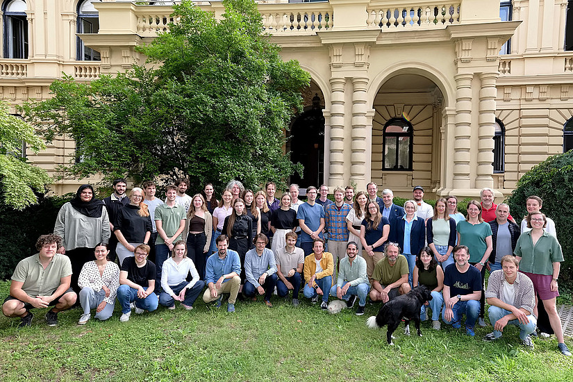 Group photo of the Wegener Center team in front of the villa on Brandhofgasse, where the facility is located.