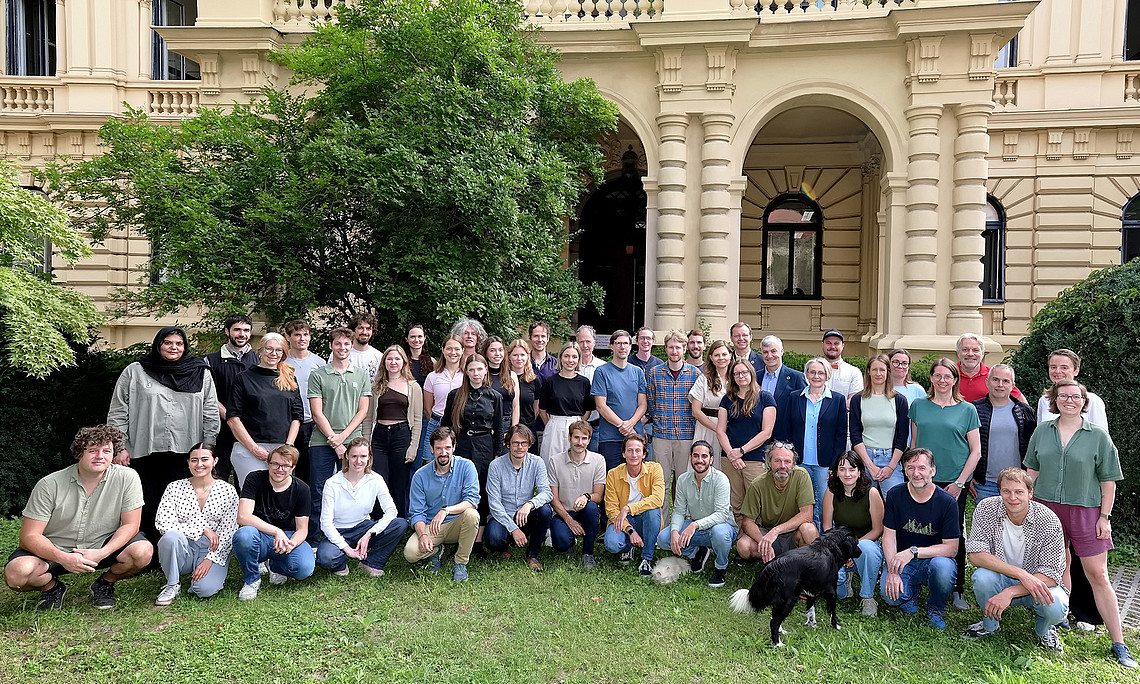 Gruppenfoto vom Team des Wegener Centers im Grünen vor der Villa in der Brandhofgasse, in dem die Einrichtung beheimatet ist.
