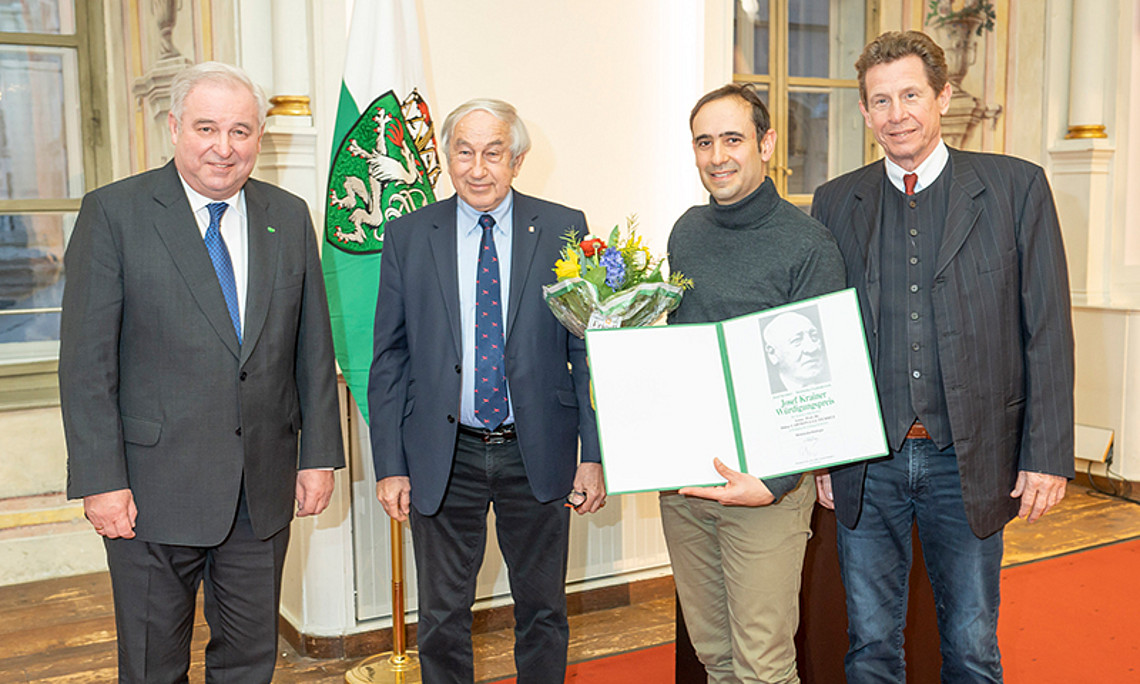 Molekularbiologe Didac Carmona-Gutierrez (2.v.r.) erhielt den Josef Krainer-Würdigungspreis, überreicht wurde er von LH Hermann Schützenhöfer, Gerald Schöpfer und Franz Krainer. (v.l.) Foto: Land Steiermark/Fischer.