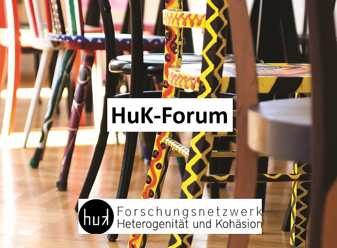 Bunte unterschiedliche Stühle ©Installation des Kunstverein Baodo in der Ausstellung "Schauplatz Annenviertel!" , < rotor > im Graz Museum, 2021. Foto: Thomas 