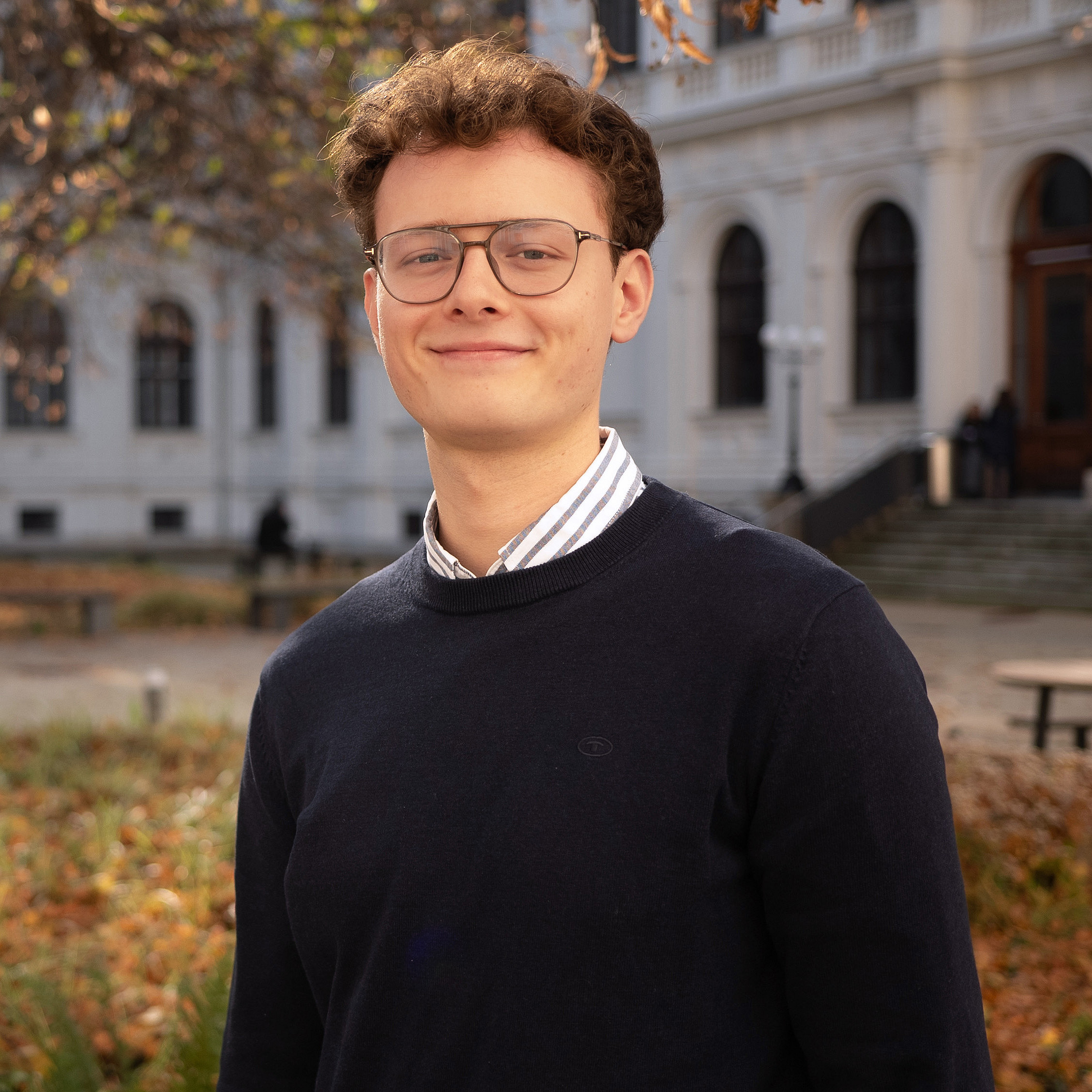 Mag. Hormann im Innenhof der Universität Graz