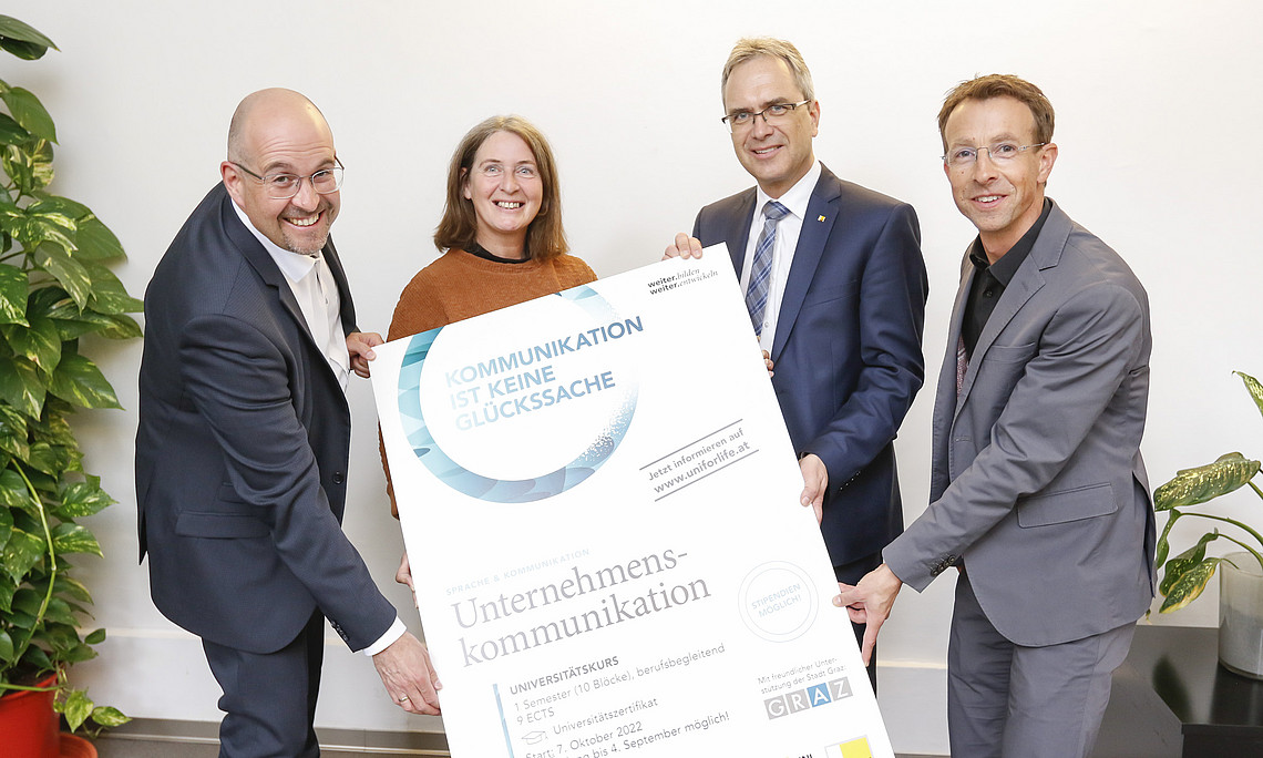Abteilungsleiter für Kommunikation der Stadt Graz Maximilian Mazelle, Bürgermeisterin Elke Kahr, Geschäftsführender Uni Graz Rektor Peter Riedler und UNI for LIFE Geschäftsführer Stephan Witzel (v.l.n.r.) freuen sich über die Förderung professioneller Unternehmenskommunikation