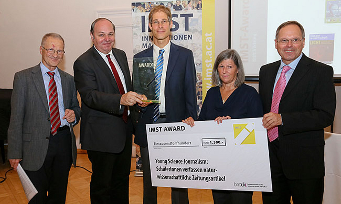 Univ.-Prof. Dr. Peter Posch, Ministerialrat DI Christian Dorninger und Univ.-Prof. Dr. Konrad Krainer überreichen Helga Kulac vom BRG Kepler und Dr. Uwe Simon (3.v.l.) vom Fachdidaktikzentrum für Biologie und Umweltkunde der Uni Graz den IMST-Award 2012