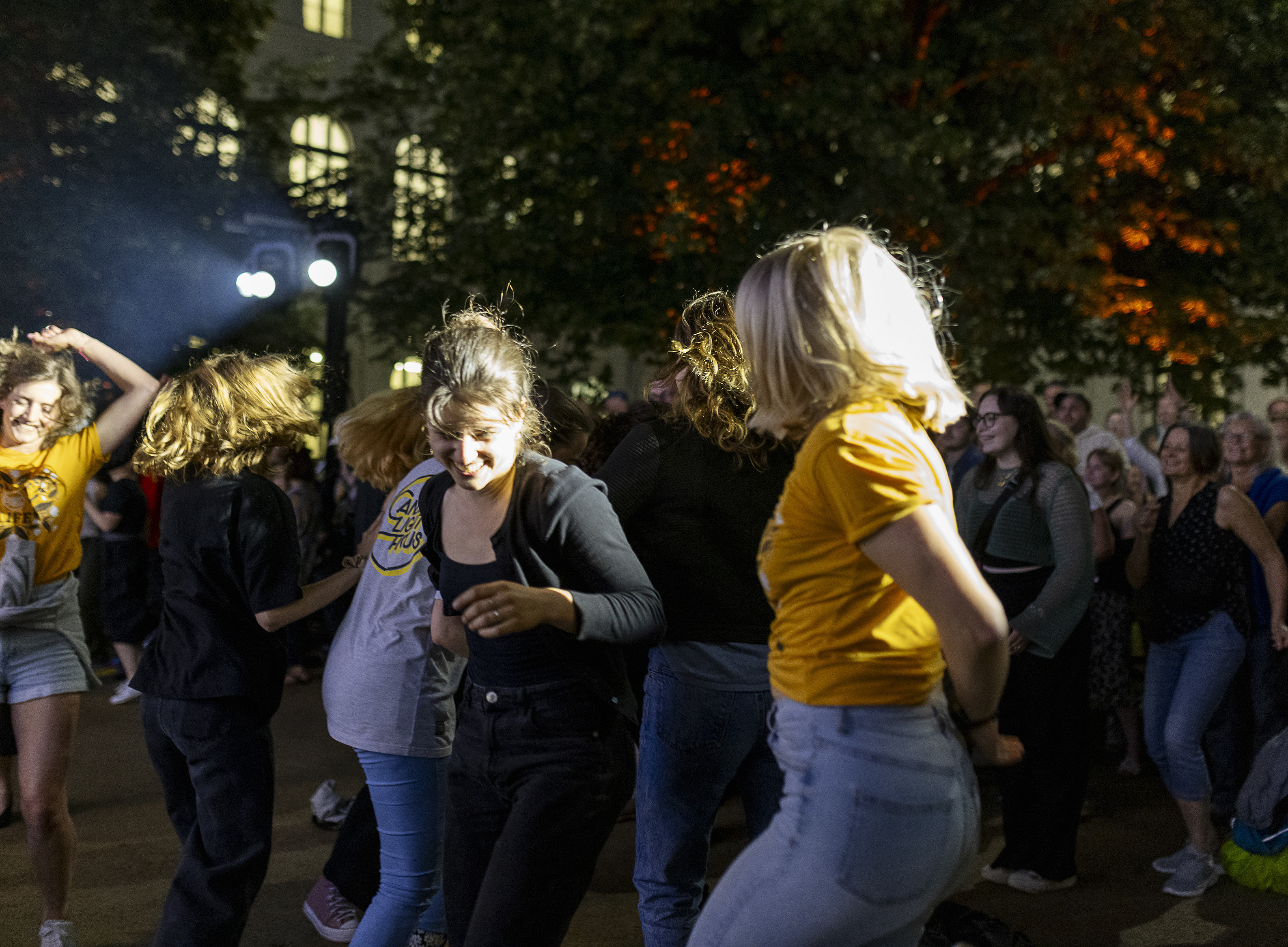 Tanzende Menschen im Innenhof ©Uni Graz / Kanizaj