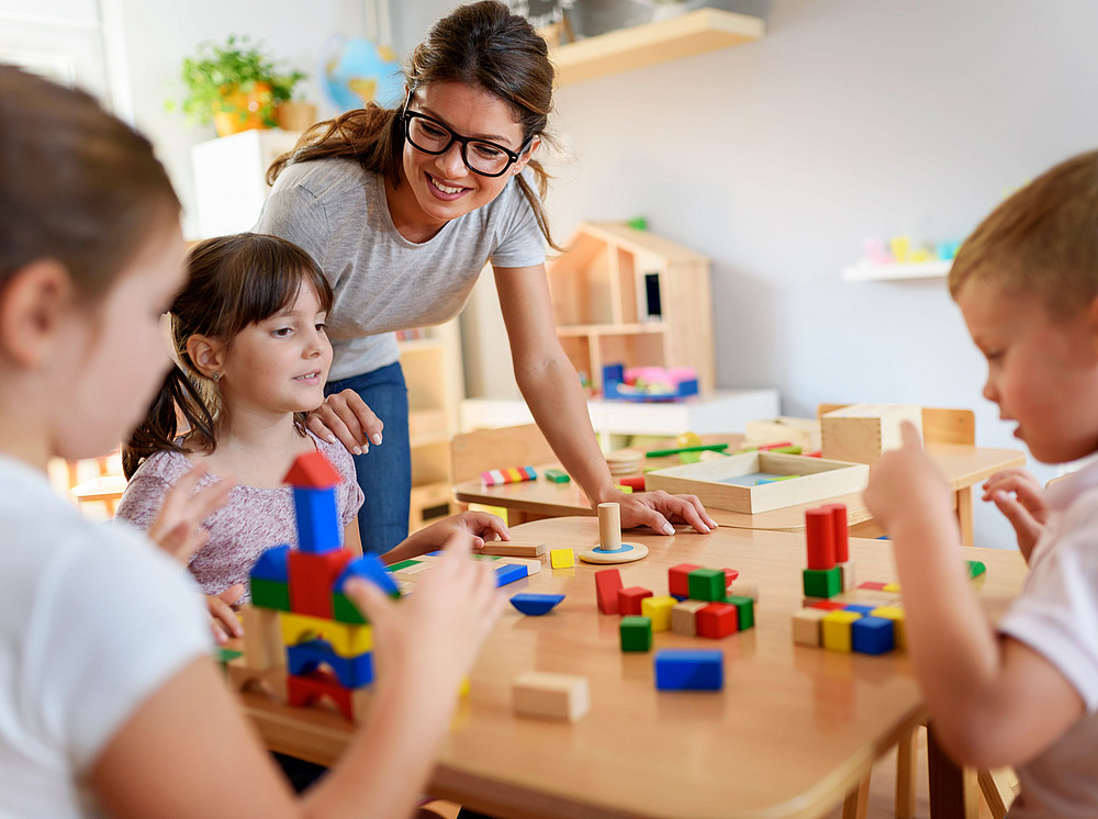 Kinder spielen mit Bausteinen und symbolisieren das Projekt Gute Qualität bei Kleinstkindern sichtbar machen ©Nemanja Mandic - stock.adobe.com