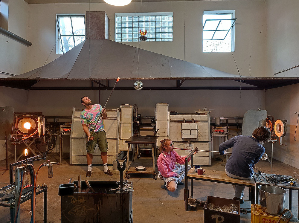 Drei Personen erstellen Glaskunstwerke ©Bild-Werk Frauenau