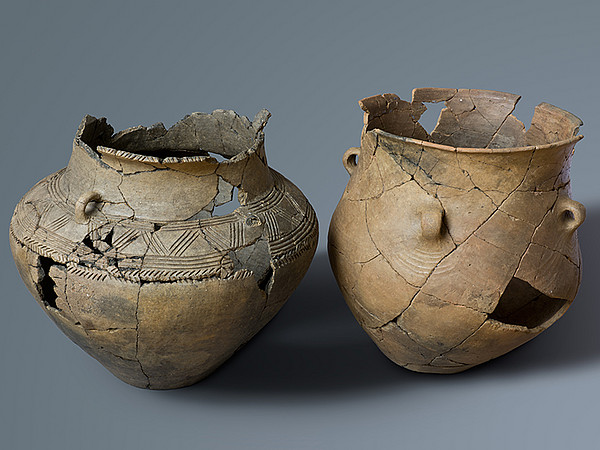 Links die Urne und rechts ein Zylinderhalsgefäß aus Grab 42. Foto: Kulturpark Hengist 